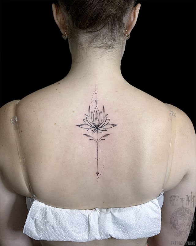 Татуировка женская графика на спине лотос – Мастер тату: Мария Бородина (Челнокова)