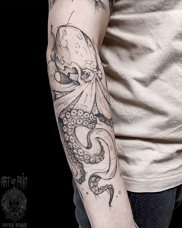 Татуировка мужская графика на предплечье осьминог – Мастер тату: Мария Котова