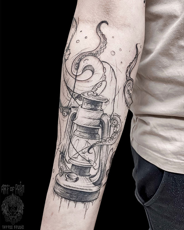 Татуировка мужская графика на предплечье осьминог и лампа – Мастер тату: Мария Котова