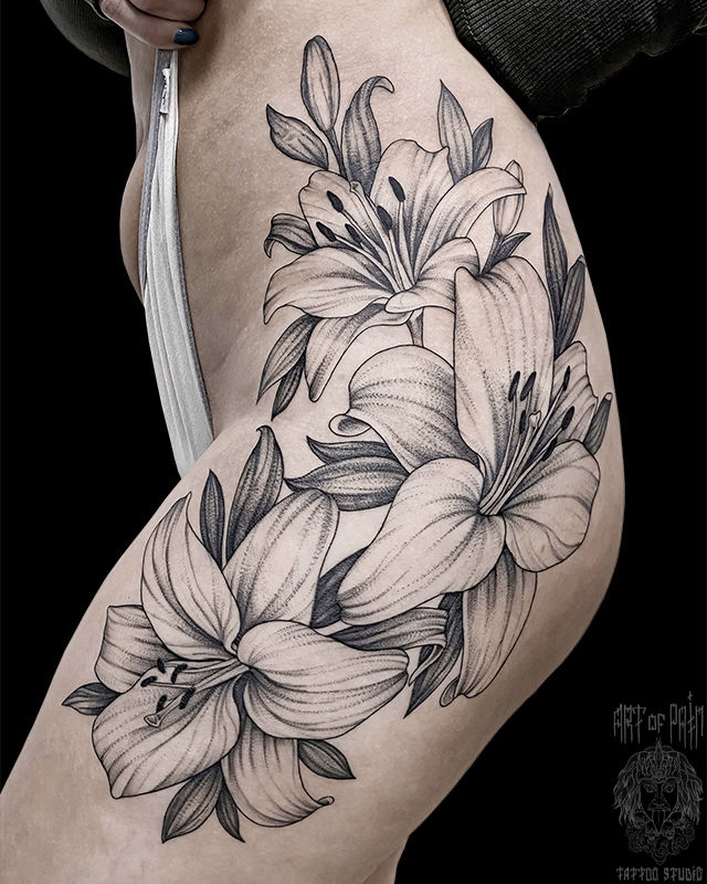 Татуировка женская графика на бедре большие лилии – Мастер тату: Мария Котова