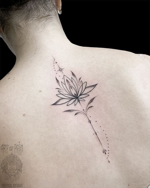 Татуировка женская графика на спине лотос – Мастер тату: Мария Бородина (Челнокова)