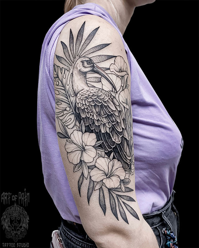 Татуировка женская графика на плече птица в растениях – Мастер тату: Мария Котова