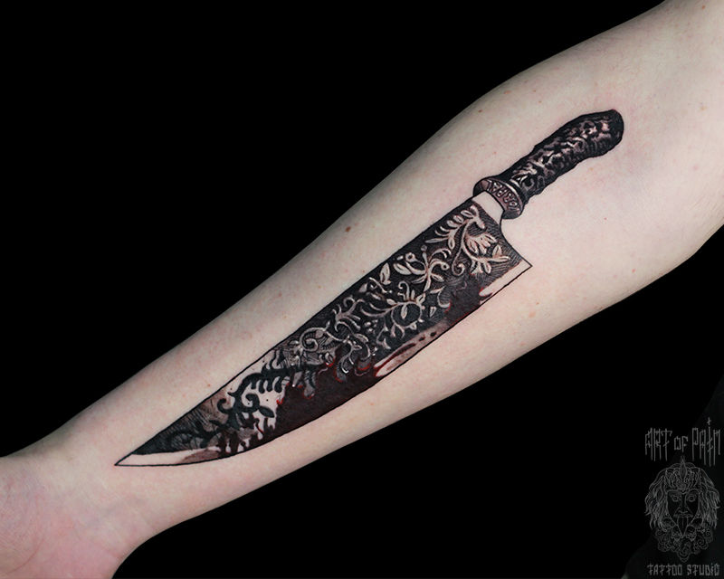 Татуировка женская нью-скул на предплечье нож с кровью – Мастер тату: Александр Pusstattoo