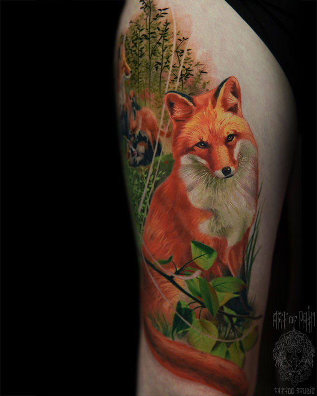 Татуировка женская реализм на бедре лисы в лесу – Мастер тату: Александр Pusstattoo