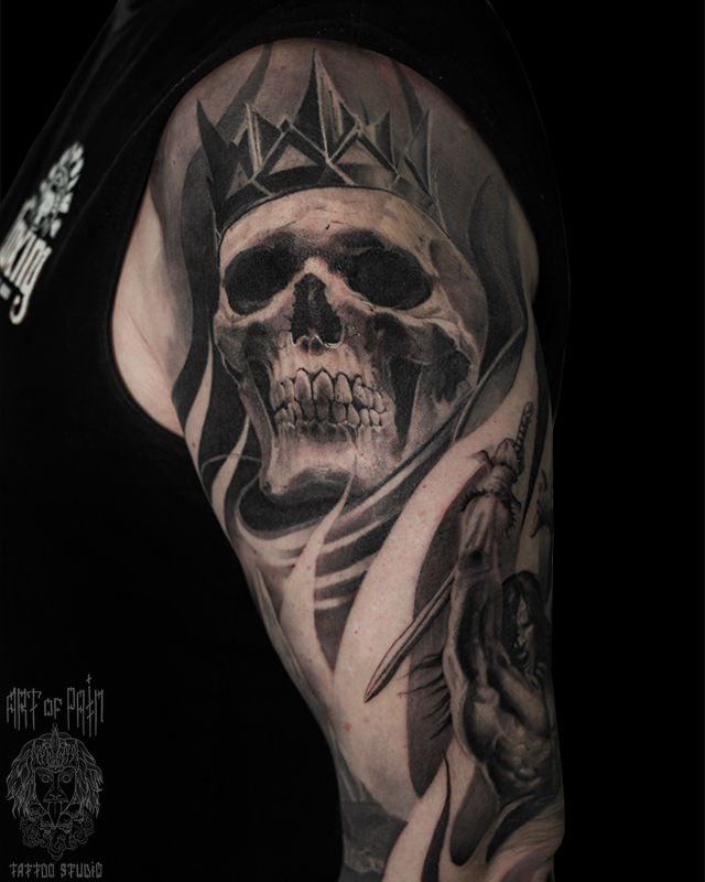 Татуировка мужская реализм на плече череп и воин – Мастер тату: Александр Pusstattoo