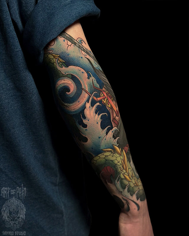 Татуировка мужская нео-япония на предплечье змеи и самурай – Мастер тату: Денис Марченко