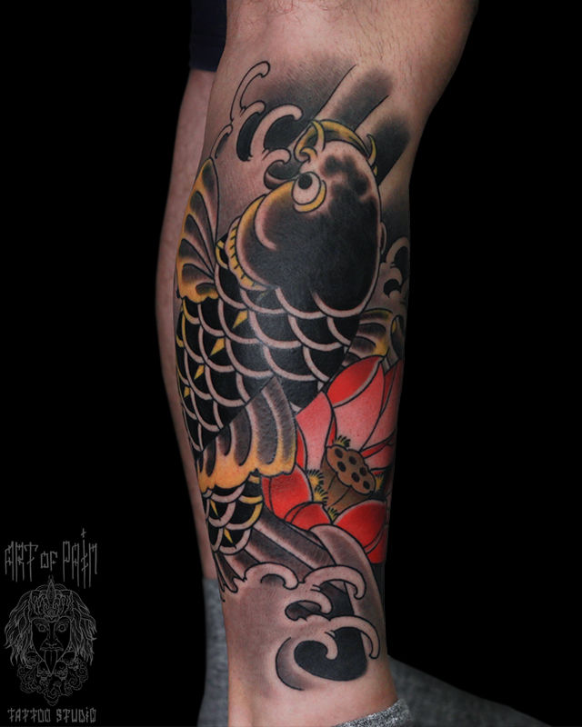 Татуировка мужская япония на голени карп и лотос красный – Мастер тату: Марк Акулов