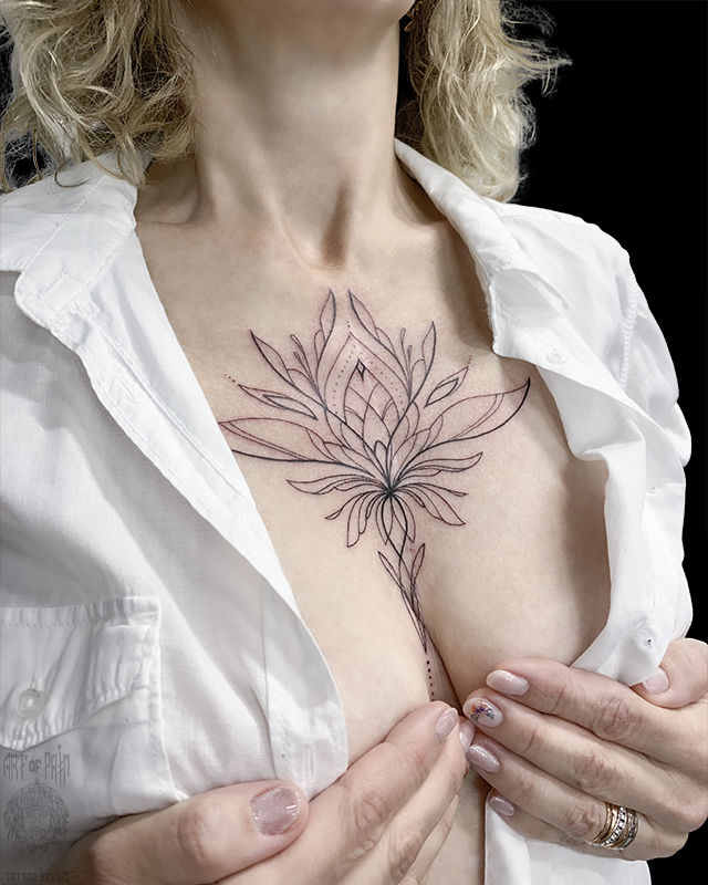 Татуировка женская графика на груди лотос – Мастер тату: Мария Челнокова