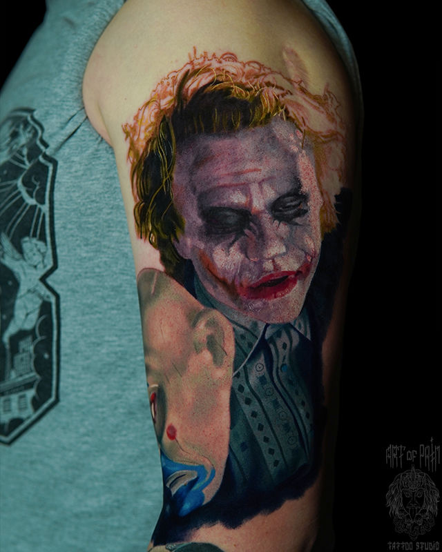 Татуировка мужская реализм на плече Джокер – Мастер тату: Александр Pusstattoo
