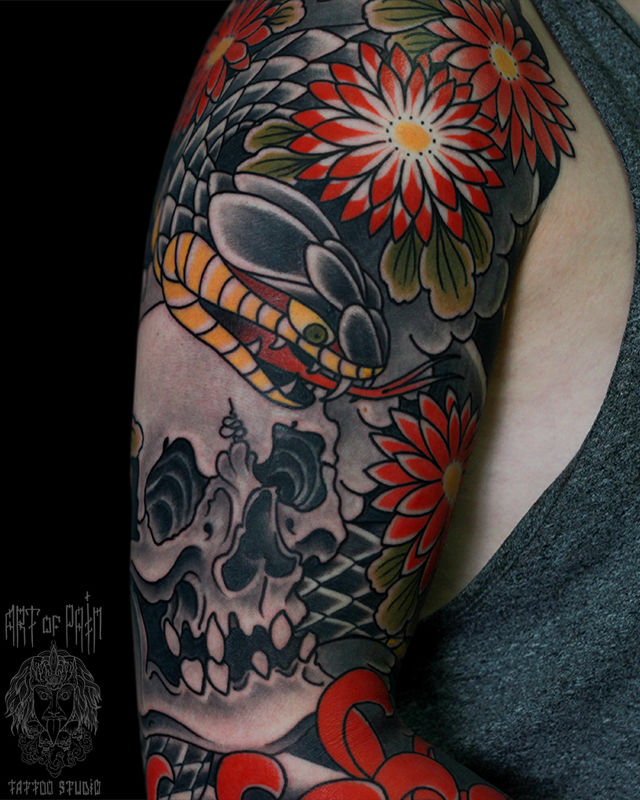 Татуировка мужская япония на плече череп, змея и красные цветы – Мастер тату: Марк Акулов