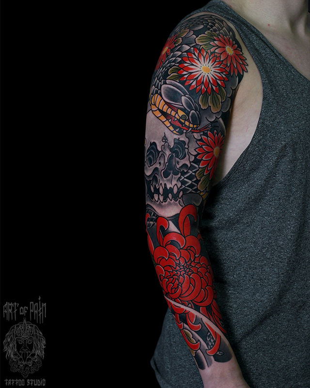 Татуировка мужская япония рукав череп, змея и хризантемы – Мастер тату: Марк Акулов