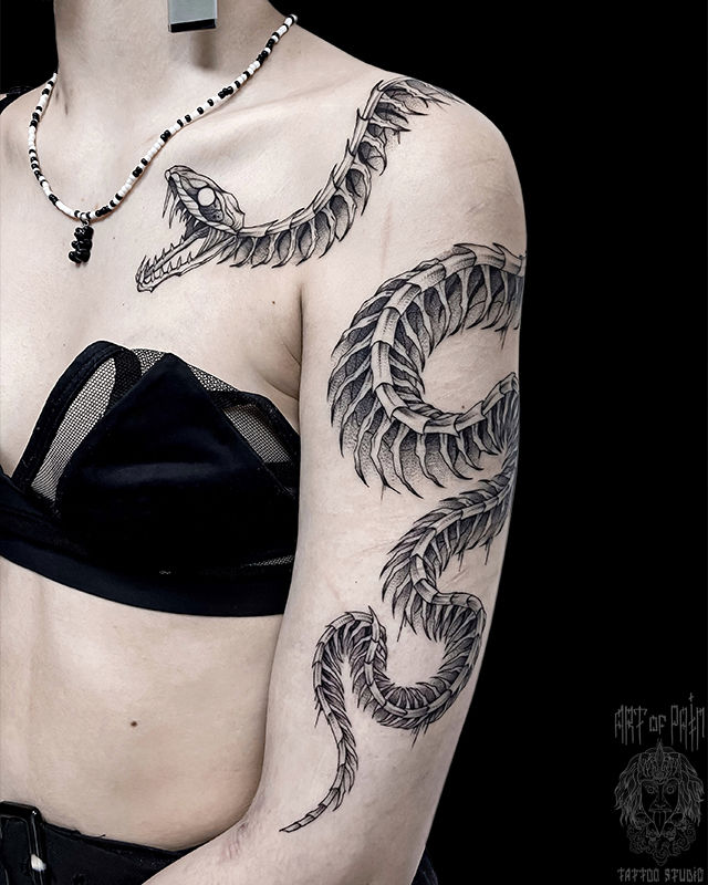 Татуировка женская графика на плече змея скелет – Мастер тату: Мария Котова