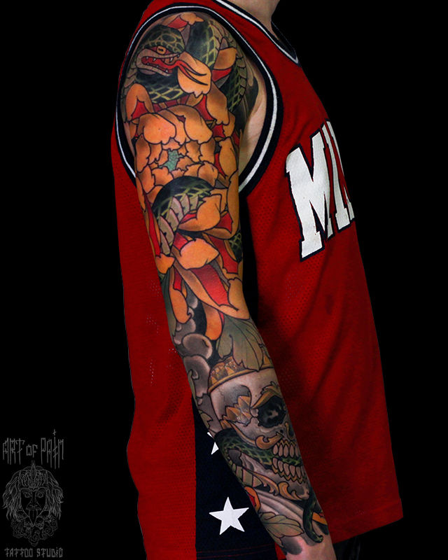 Татуировка мужская япония тату-рукав череп, хризантема, змея, вид сбоку – Мастер тату: Марк Акулов