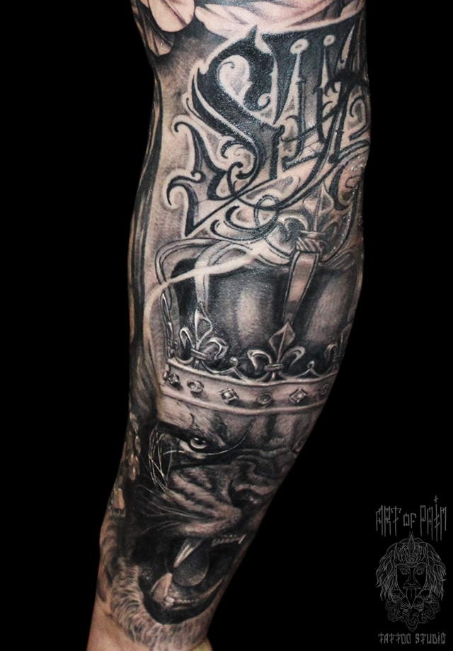 Татуировка мужская black&grey на предплечье лев и леттеринг – Мастер тату: 