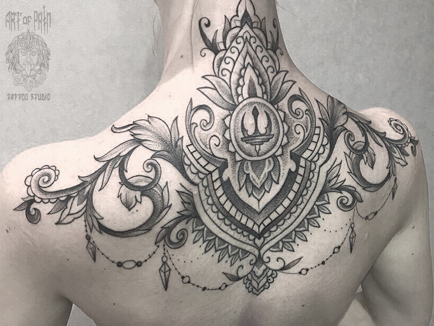 Татуировка женская на спине в стиле графика «Лиственный орнамент» – Мастер тату: 