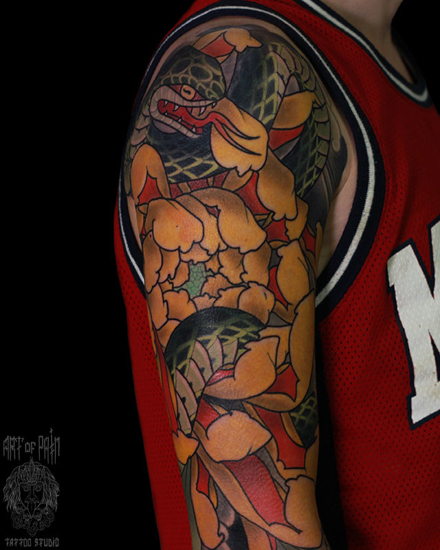 Татуировка мужская япония на плече хризантема и змея – Мастер тату: Марк Акулов