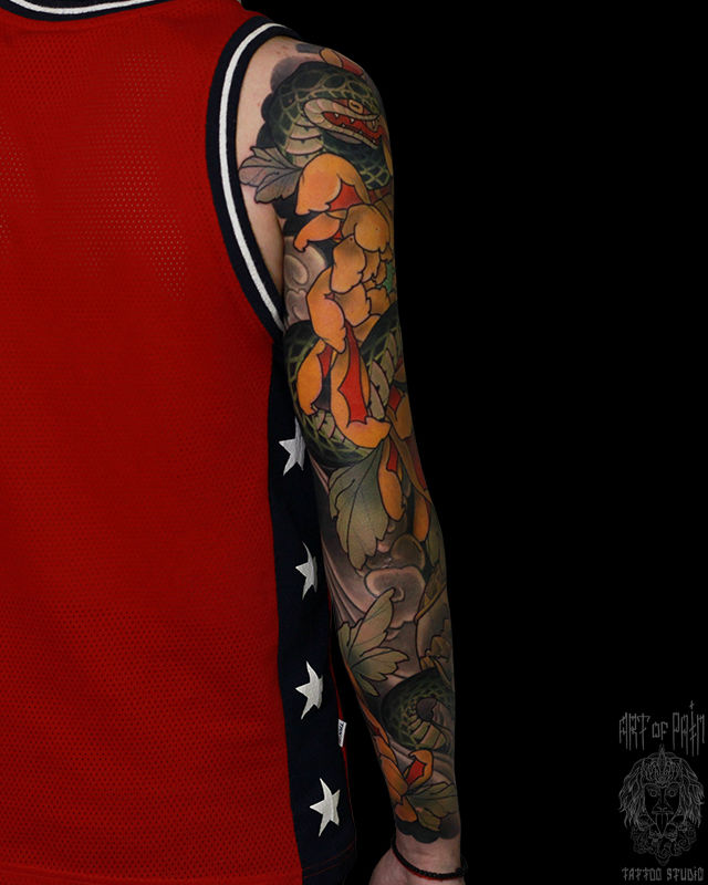 Татуировка мужская япония тату-рукав череп, хризантема, змея, вид сзади – Мастер тату: Марк Акулов