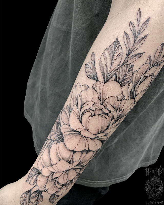 Татуировка мужская графика на предплечье цветы – Мастер тату: Мария Челнокова