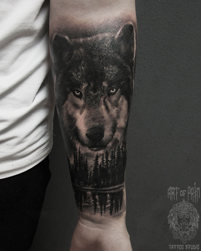 Татуировка мужская реализм на предплечье волк и лесной пейзаж – Мастер тату: Александр Pusstattoo