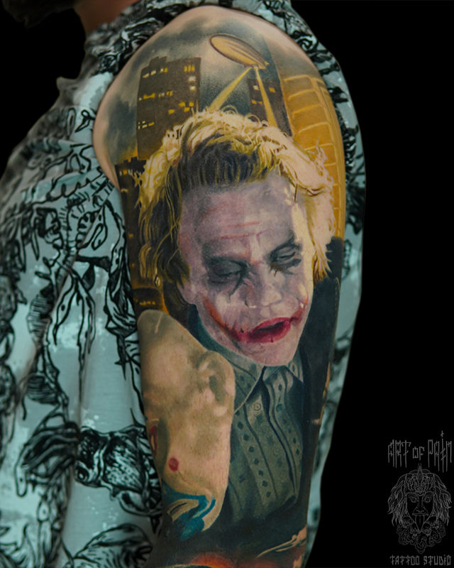 Татуировка мужская реализм на плече Джокер – Мастер тату: Александр Pusstattoo