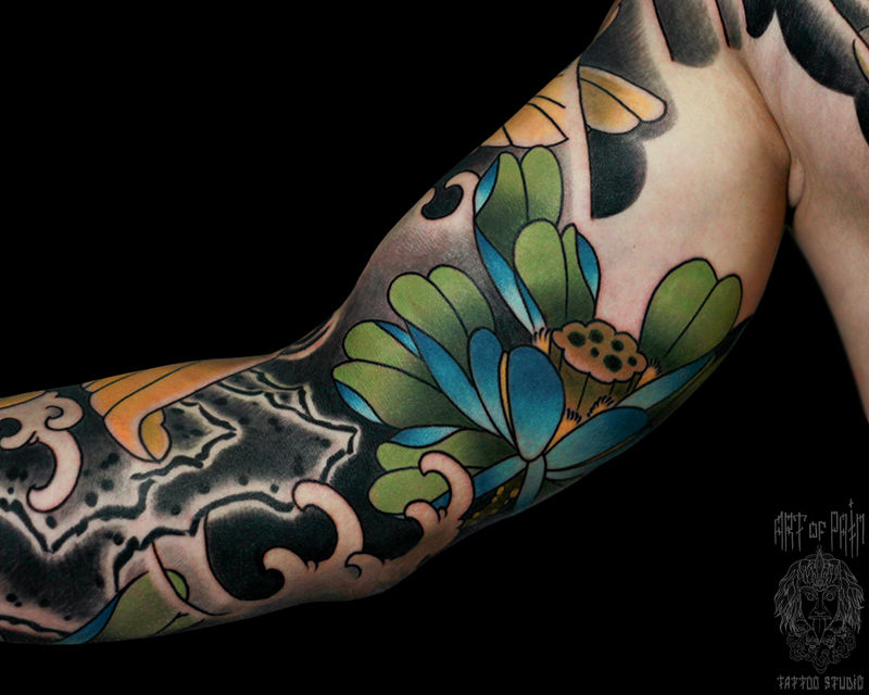 Татуировка мужская япония на бицепсе лотос – Мастер тату: Марк Акулов