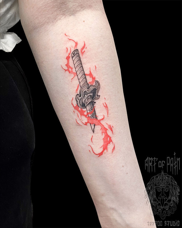 Татуировка женская графика на предплечье меч с огнем – Мастер тату: Мария Котова