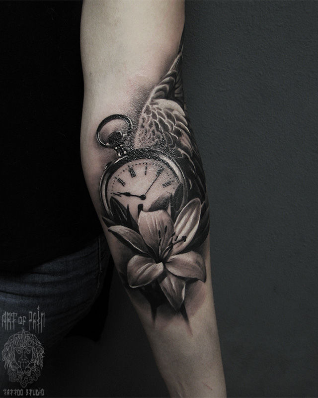 Татуировка женская black&grey на предплечье часы с цветком – Мастер тату: Александр Pusstattoo