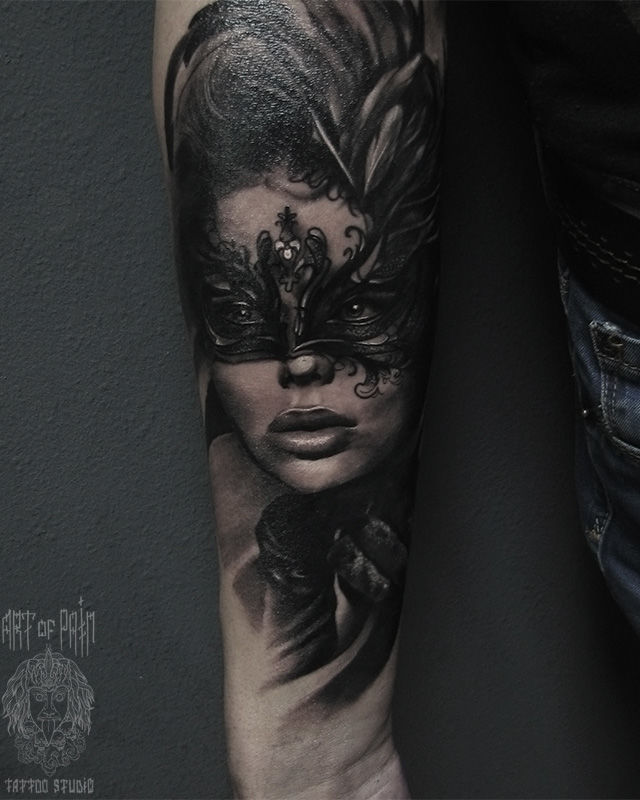 Татуировка мужская чикано на предплечье девушка в маске – Мастер тату: Александр Pusstattoo