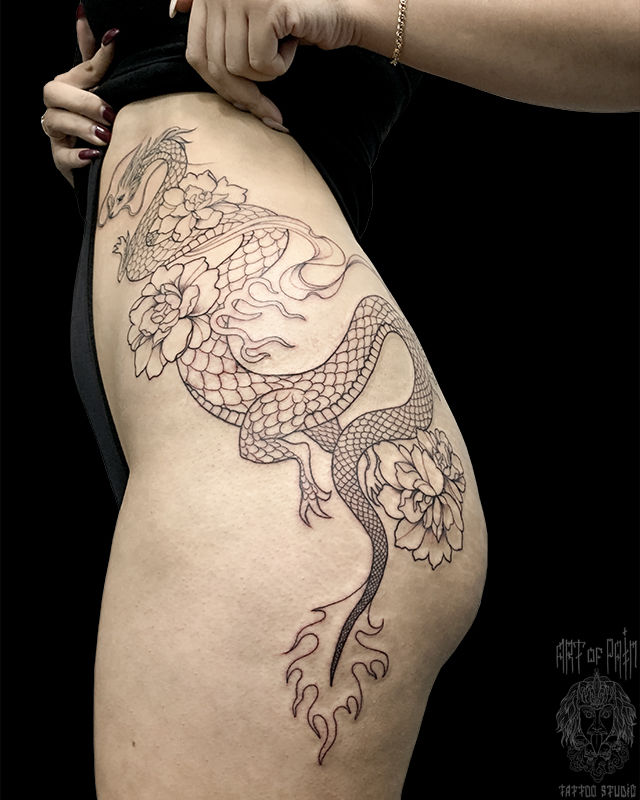 Татуировка женская графика на бедре дракон и цветы – Мастер тату: Мария Челнокова