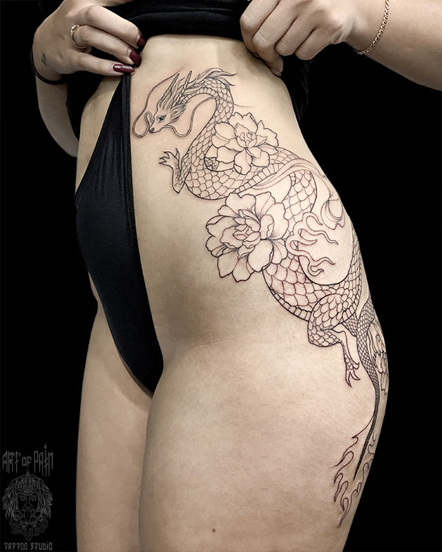 Татуировка женская графика на бедре и ягодице дракон и цветы – Мастер тату: Мария Челнокова