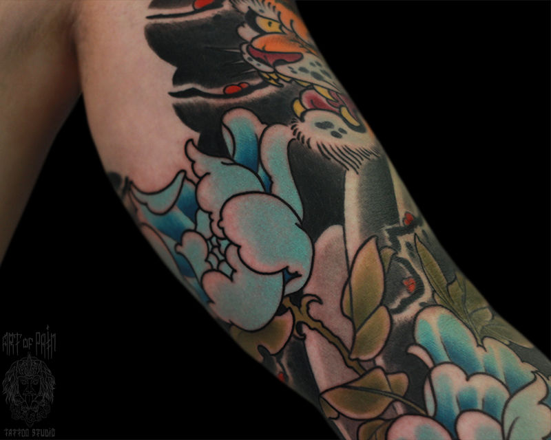 Татуировка мужская япония на руке голубой пион – Мастер тату: Марк Акулов
