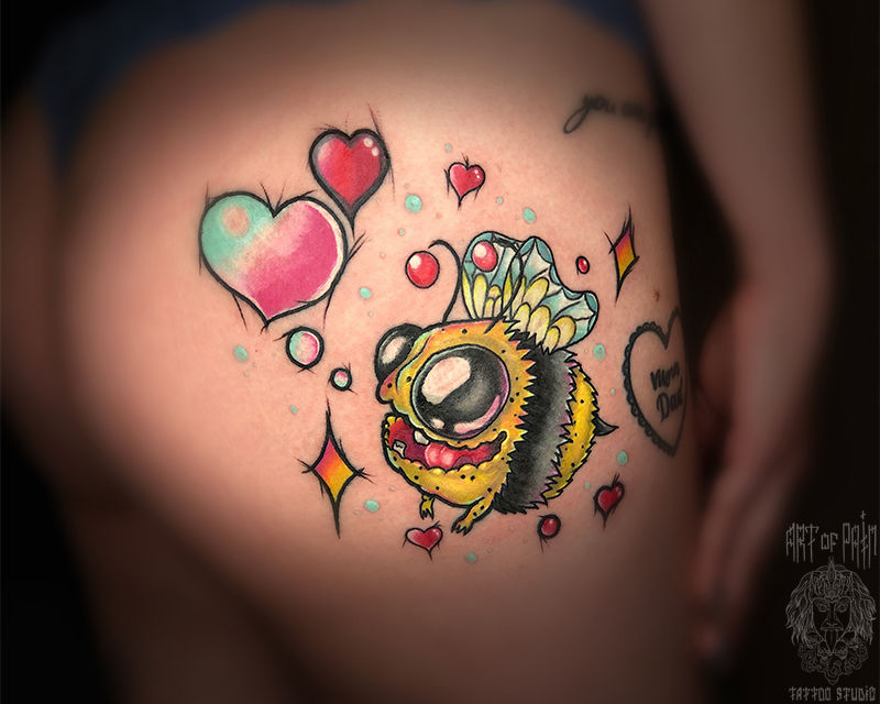 Татуировка женская нью скул на бедре пчела – Мастер тату: Денис Лосев