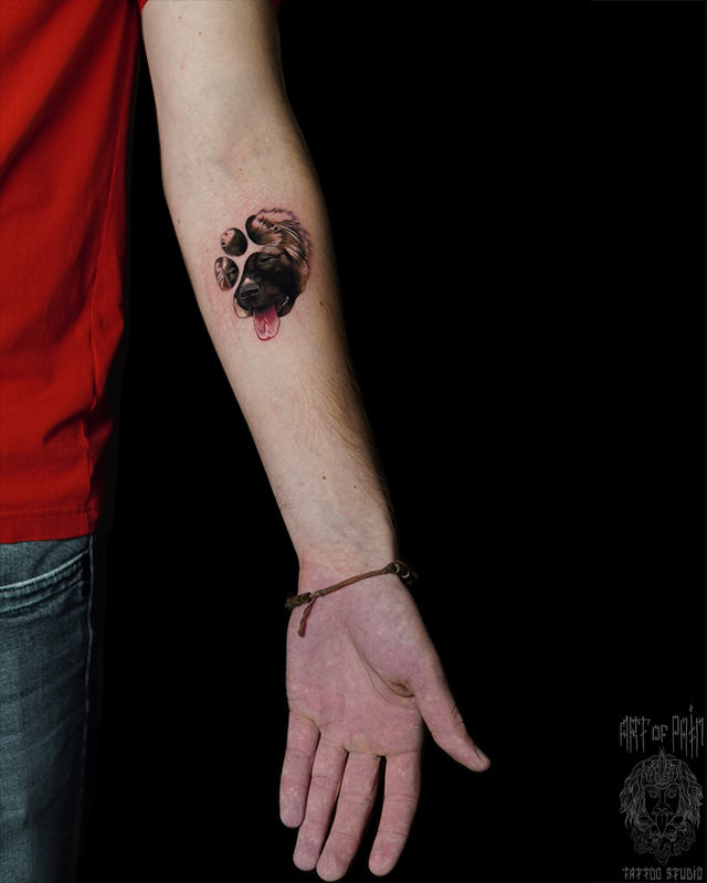 Татуировка мужская реализм на предплечье след, собака – Мастер тату: Анастасия Юсупова