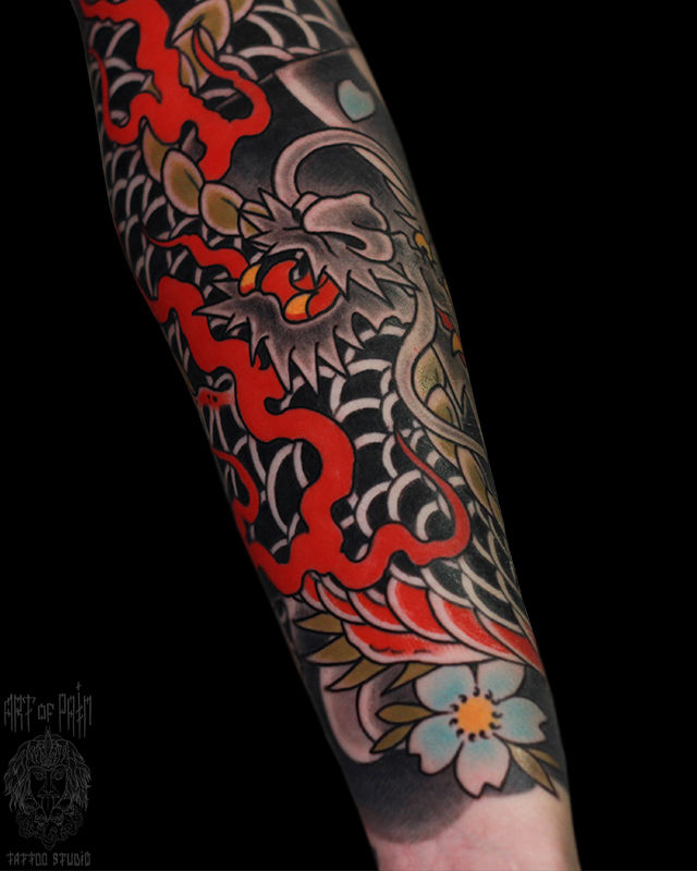 Татуировка женская япония на предплечье рукав-дракон – Мастер тату: Марк Акулов