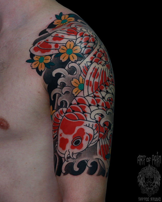 Татуировка мужская япония на плече красно-белый карп – Мастер тату: Марк Акулов