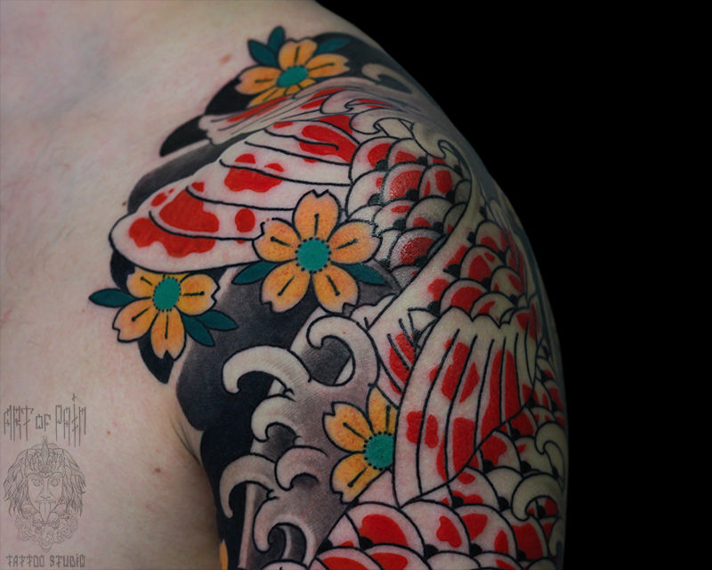 Татуировка мужская япония на плече карп и желтые цветы – Мастер тату: Марк Акулов