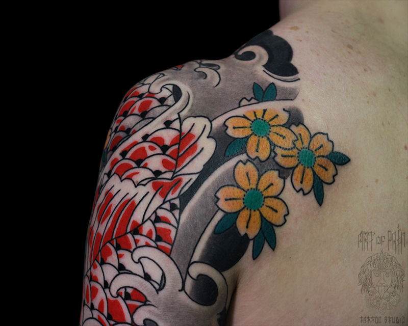 Татуировка мужская япония на плече карп и три цветка – Мастер тату: Марк Акулов