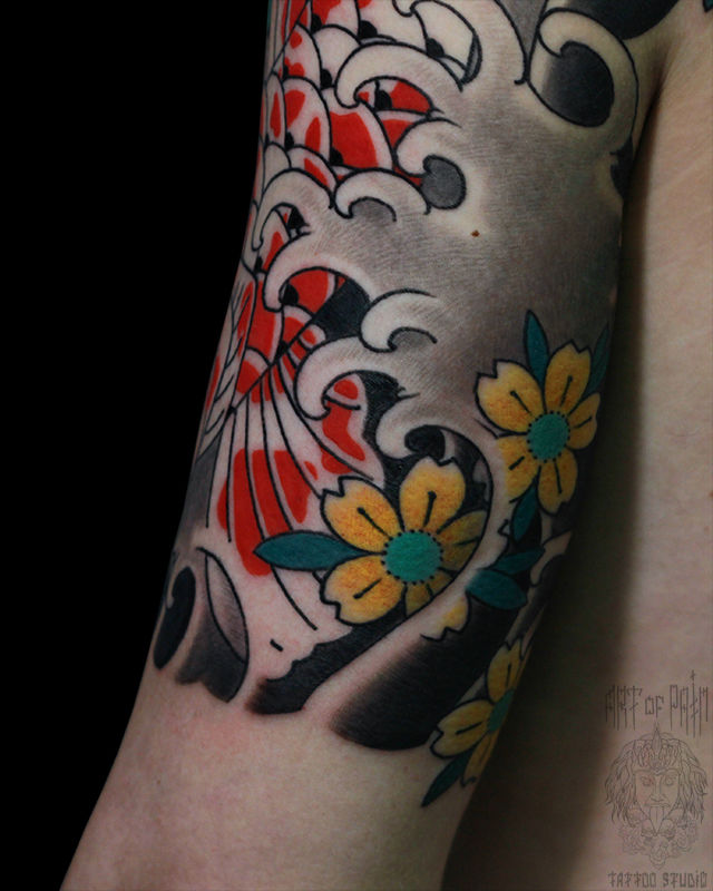 Татуировка мужская япония на плече волны и цветы – Мастер тату: Марк Акулов