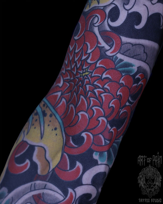 Татуировка мужская япония на руке хризантема – Мастер тату: Марк Акулов