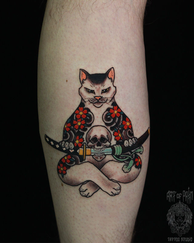 Татуировка мужская япония на голени котик, череп, самурайский меч – Мастер тату: Марк Акулов