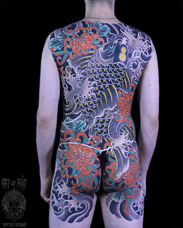 Татуировка мужская япония на спине карп и хризантемы – Мастер тату: Марк Акулов