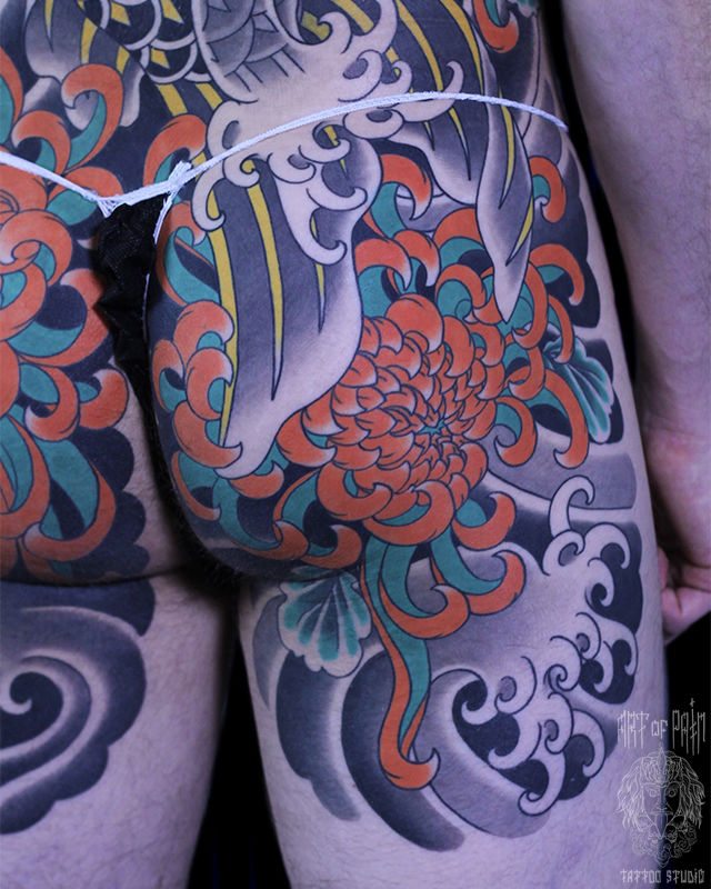 Татуировка мужская япония на ягодице хризантема – Мастер тату: Марк Акулов