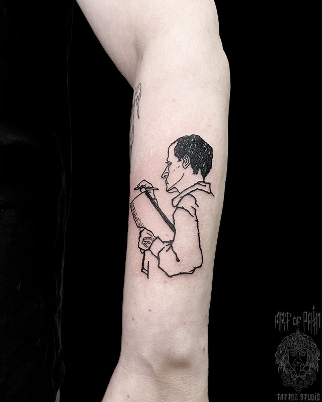 Татуировка мужская графика на предплечье человек – Мастер тату: Евгения Шмидт