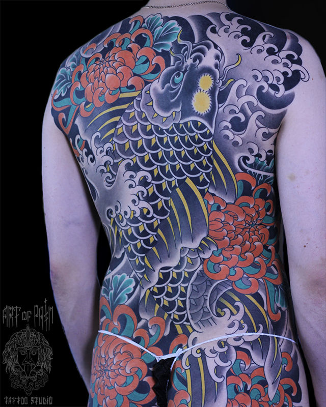 Татуировка мужская япония на спине карп и хризантемы – Мастер тату: Марк Акулов