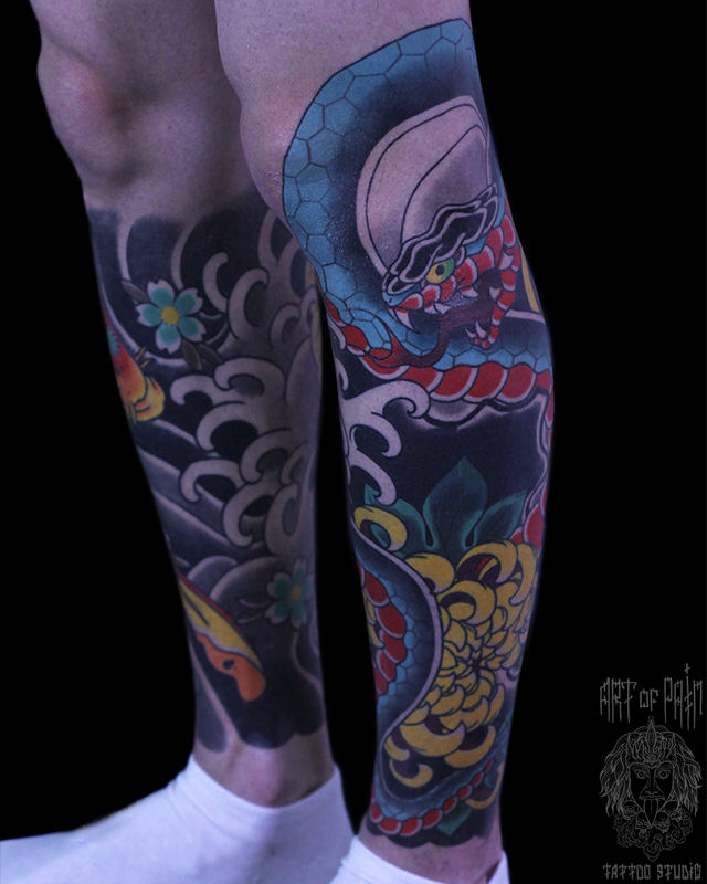 Татуировка мужская япония на голени змея и хризантема – Мастер тату: Марк Акулов