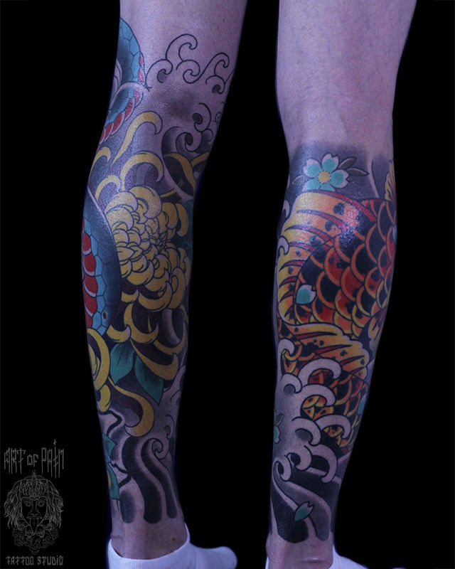 Татуировка мужская япония на голени змея, хризантема и карп – Мастер тату: Марк Акулов