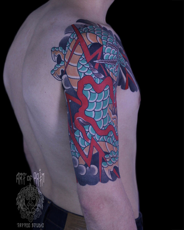 Татуировка мужская япония на голени змея и хризантема – Мастер тату: Марк Акулов