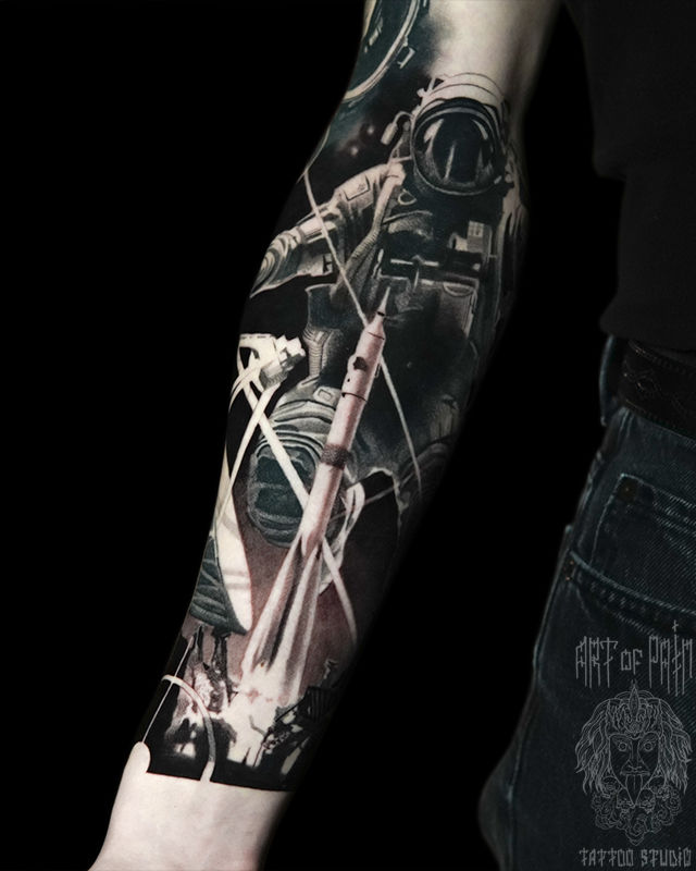 Татуировка мужская реализм на предплечье космонавт и ракета – Мастер тату: Александр Pusstattoo