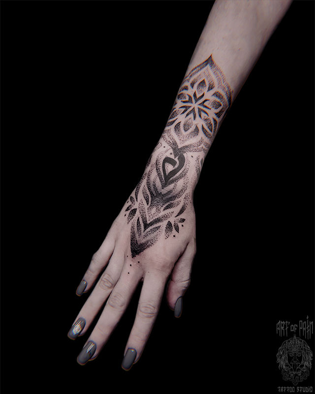 Татуировка женская орнаментална руке мандала – Мастер тату: 