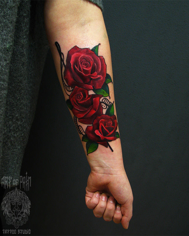 Татуировка женская нью-скул на предплечье розы – Мастер тату: Александр Pusstattoo